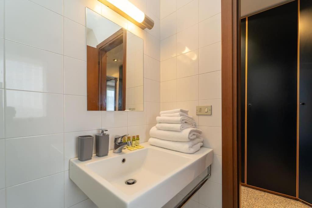 5 Giornate Apt Con Terrazzo E Garage Privato ميلان المظهر الخارجي الصورة